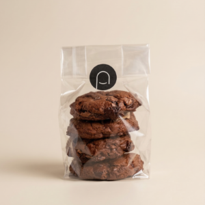 Una cookie pensada para los amantes del chocolate. Elaborada con chocolate negro, cacao en polvo y nibs de cacao que aportan textura y un sabor intenso. Su interior jugoso y su sabor profundo la convierten en una de las opciones más potentes de nuestra colección.
